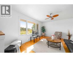 Family room - 1002 13 Street Ne, Medicine Hat, AB T1A5V6 Photo 12