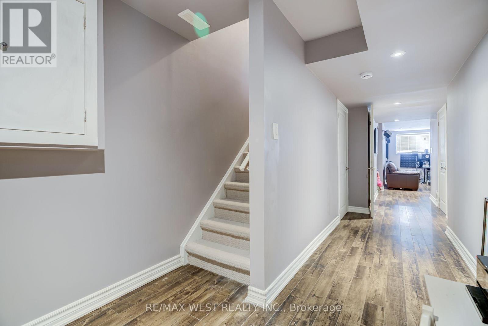 12 HOARD AVENUE S - Image 31
