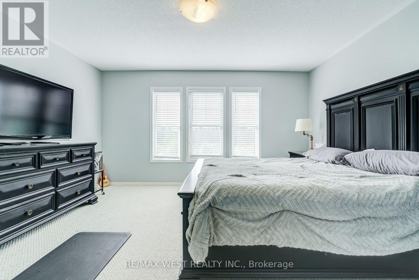 12 HOARD AVENUE S - Image 24