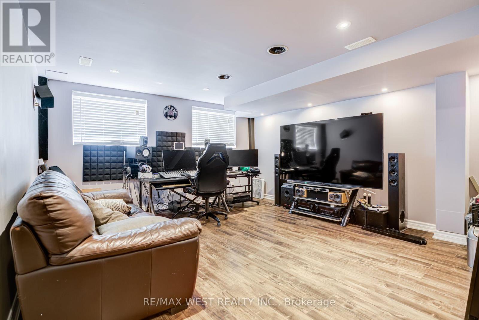 12 HOARD AVENUE S - Image 32