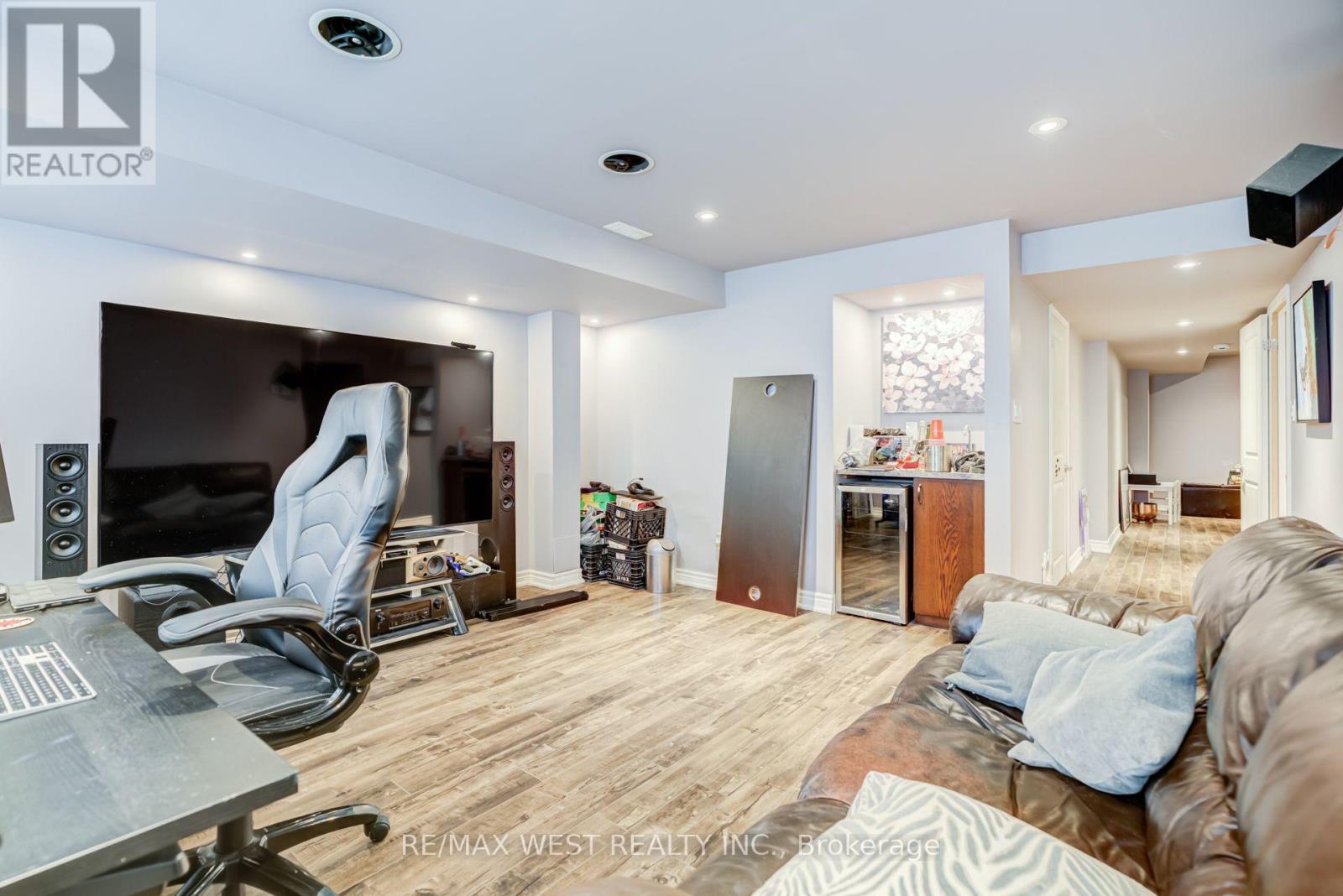 12 HOARD AVENUE S - Image 33