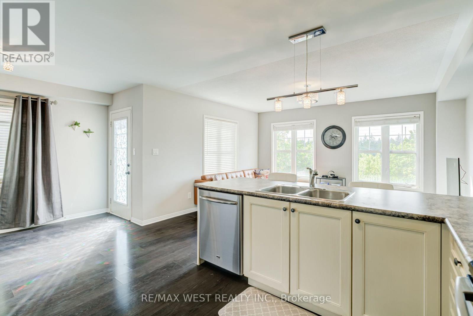 12 HOARD AVENUE S - Image 17