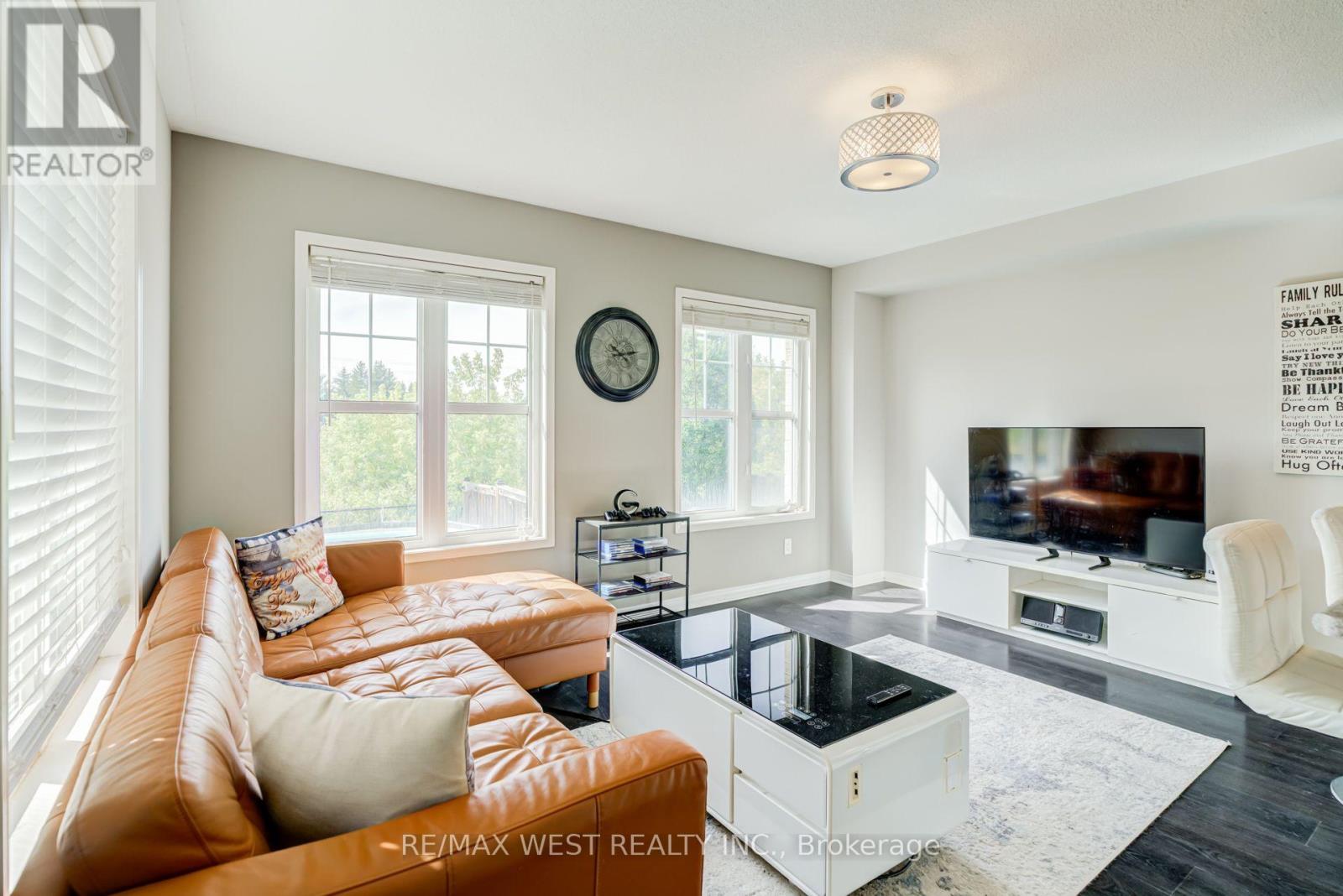 12 HOARD AVENUE S - Image 18
