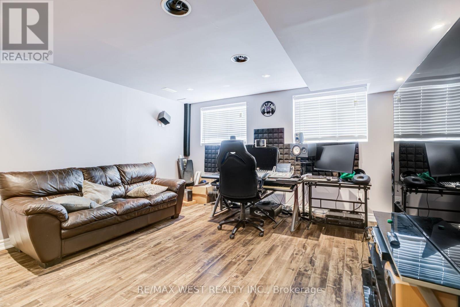 12 HOARD AVENUE S - Image 34