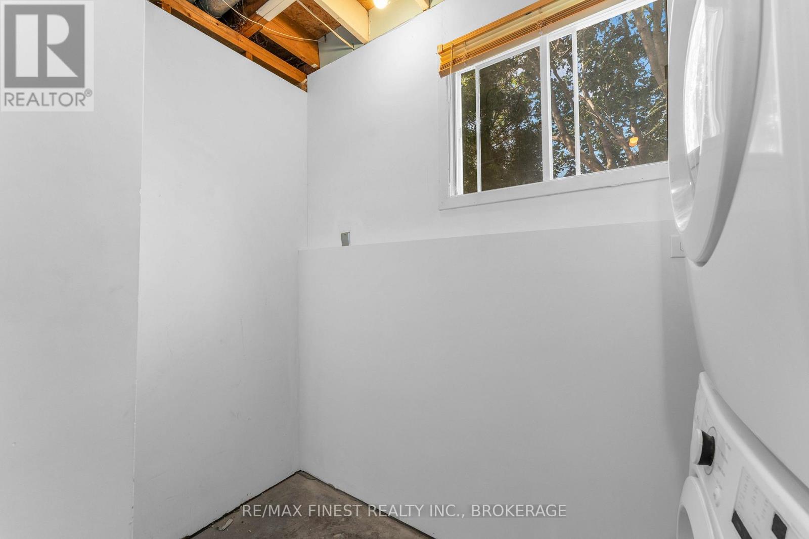 102 GRENADIER DRIVE - 31