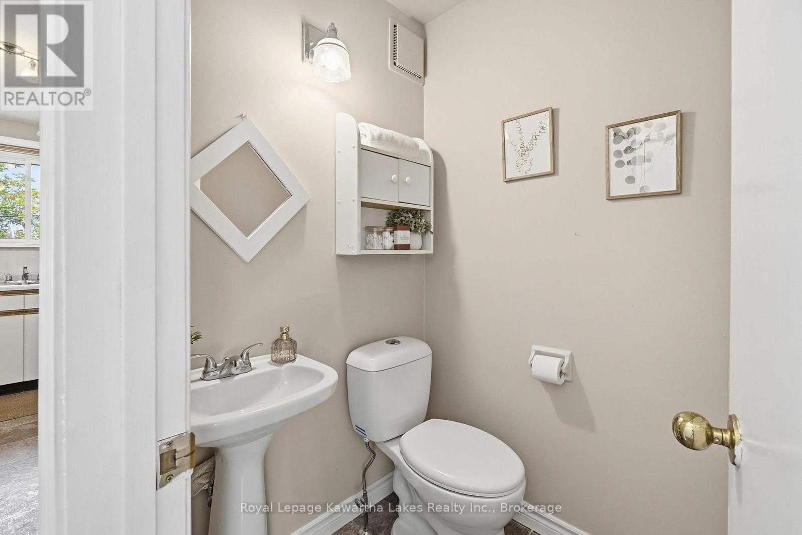 #27 115 MARY STREET W - 13