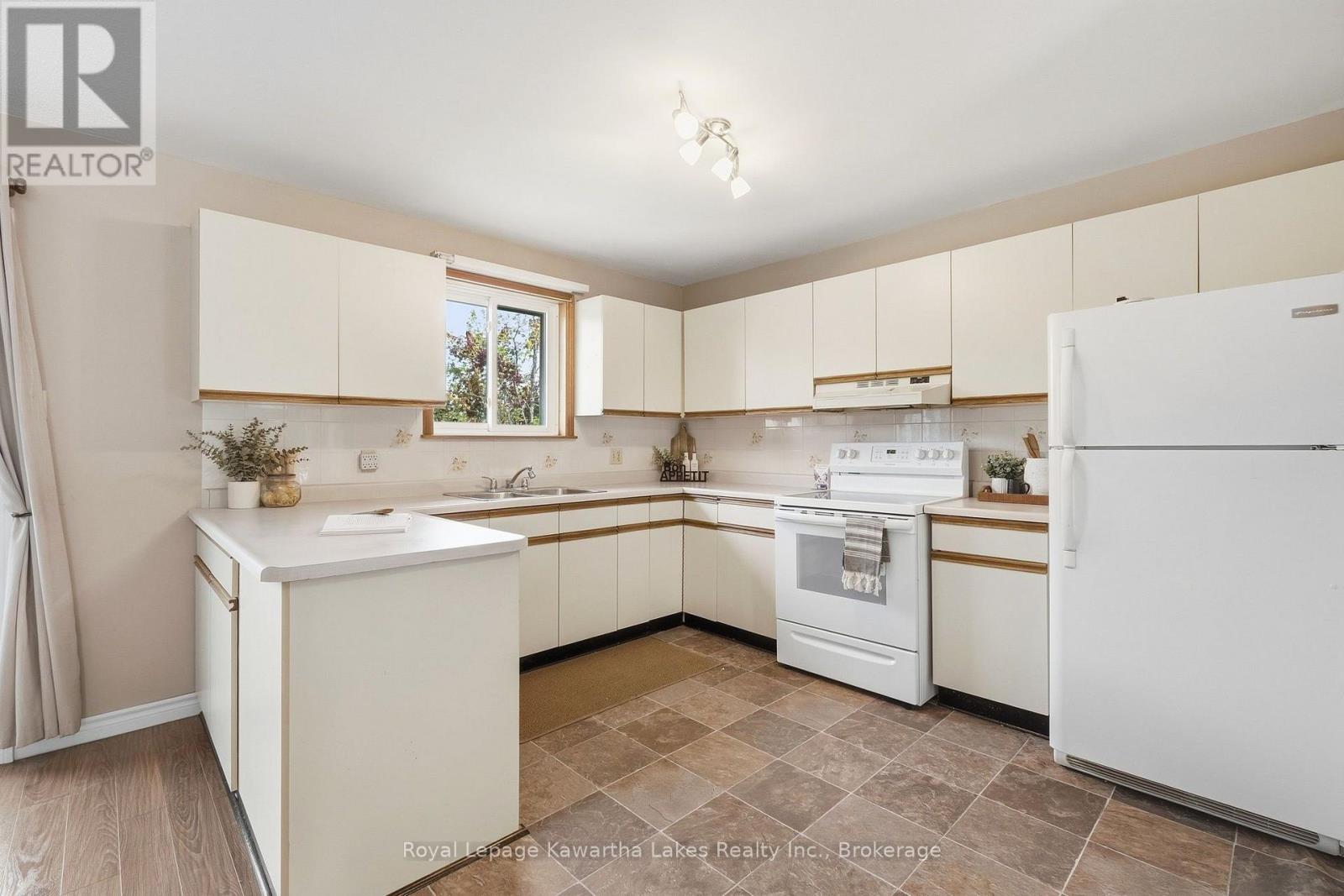 #27 115 MARY STREET W - 7