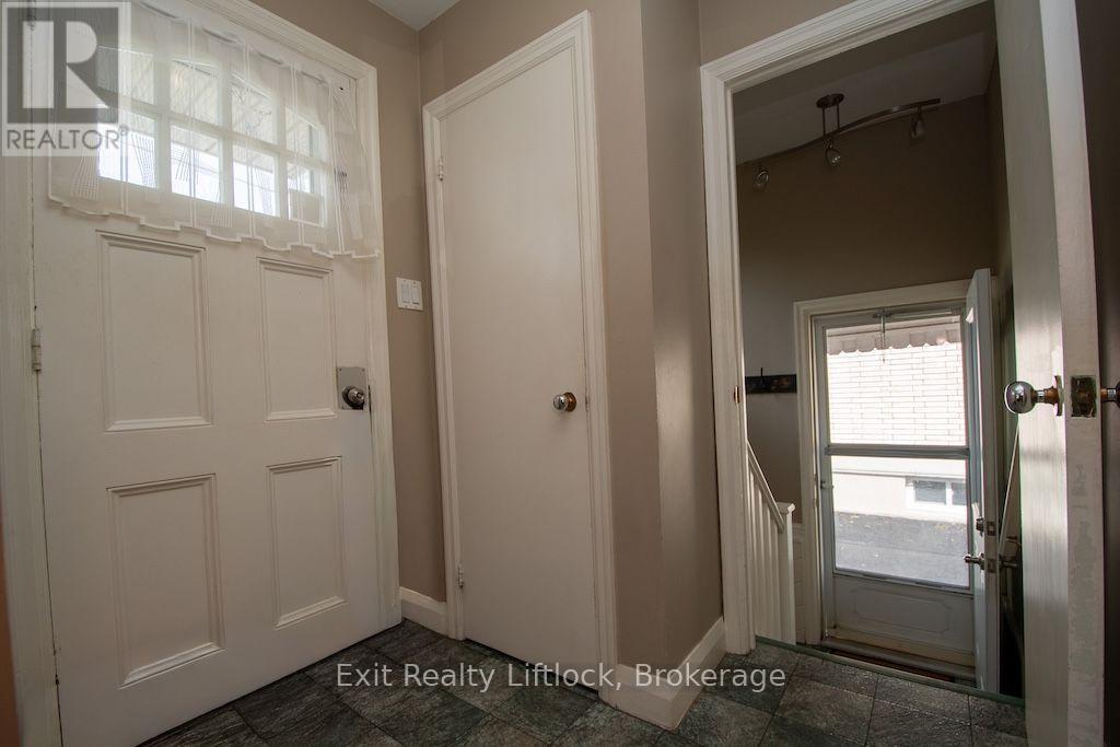 445 Arndon Avenue, Peterborough (Otonabee Ward 1), Ontario, K9J4A7, Peterborough (Otonabee Ward 1), Ontario — photo 2 of 5