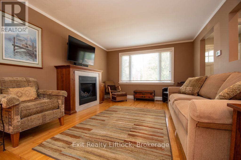 445 Arndon Avenue, Peterborough (Otonabee Ward 1), Ontario, K9J4A7, Peterborough (Otonabee Ward 1), Ontario — photo 3 of 5