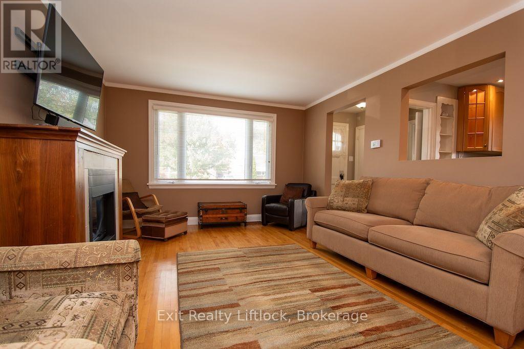 445 Arndon Avenue, Peterborough (Otonabee Ward 1), Ontario, K9J4A7, Peterborough (Otonabee Ward 1), Ontario — photo 4 of 5