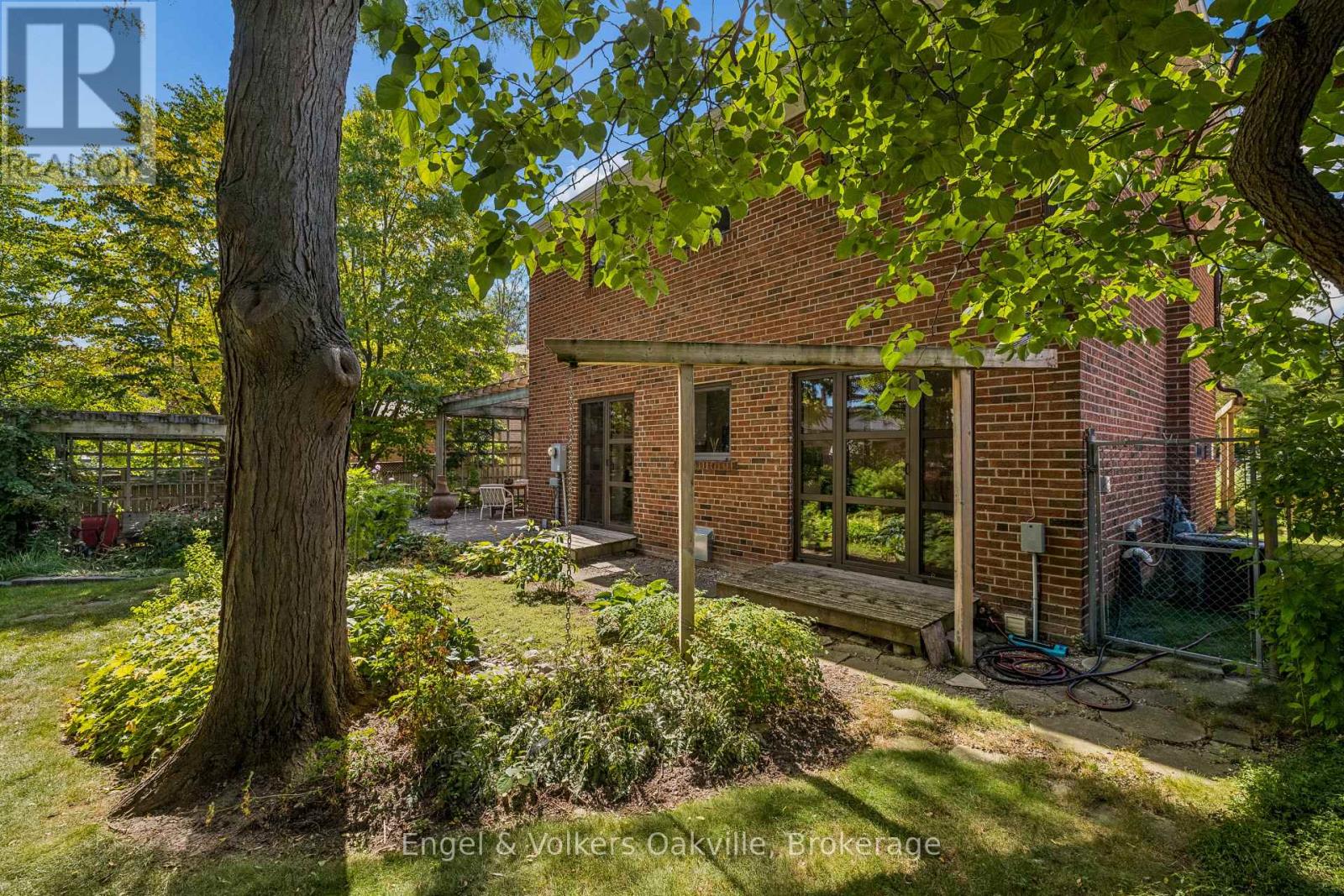 1170 CONYERS CRESCENT - 44