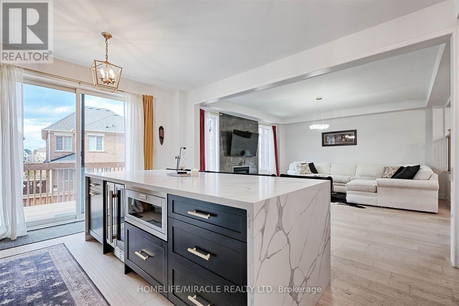 50 CHORUS CRESCENT - 13