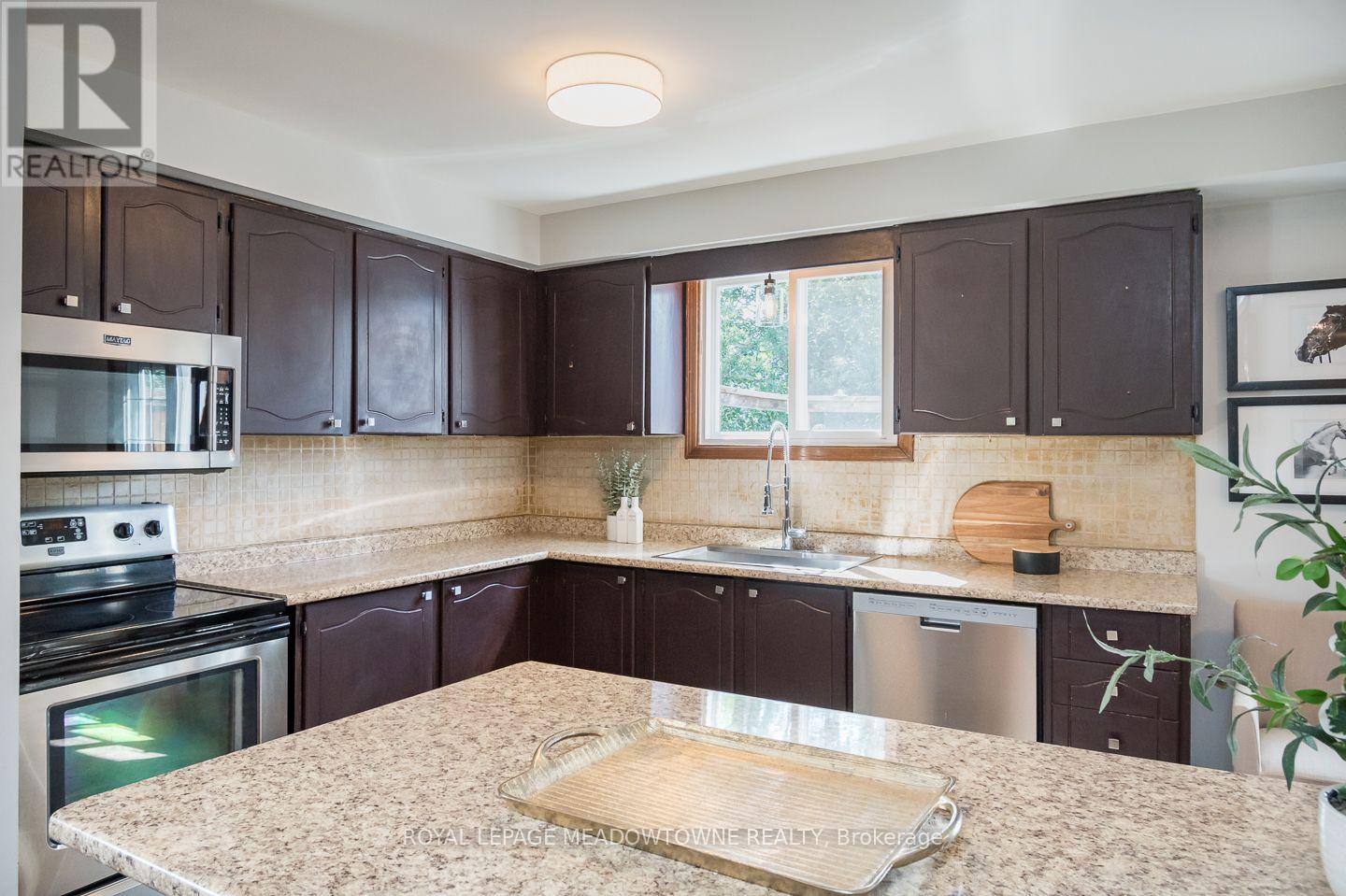 584 HAYWARD CRESCENT - 11