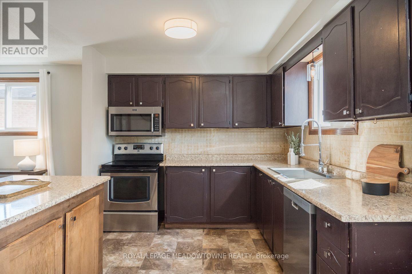 584 HAYWARD CRESCENT - 12