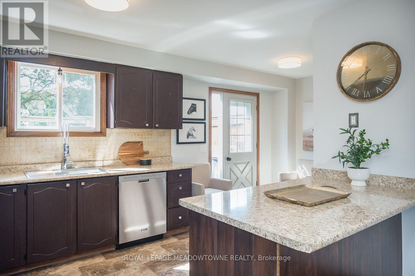 584 HAYWARD CRESCENT - 13