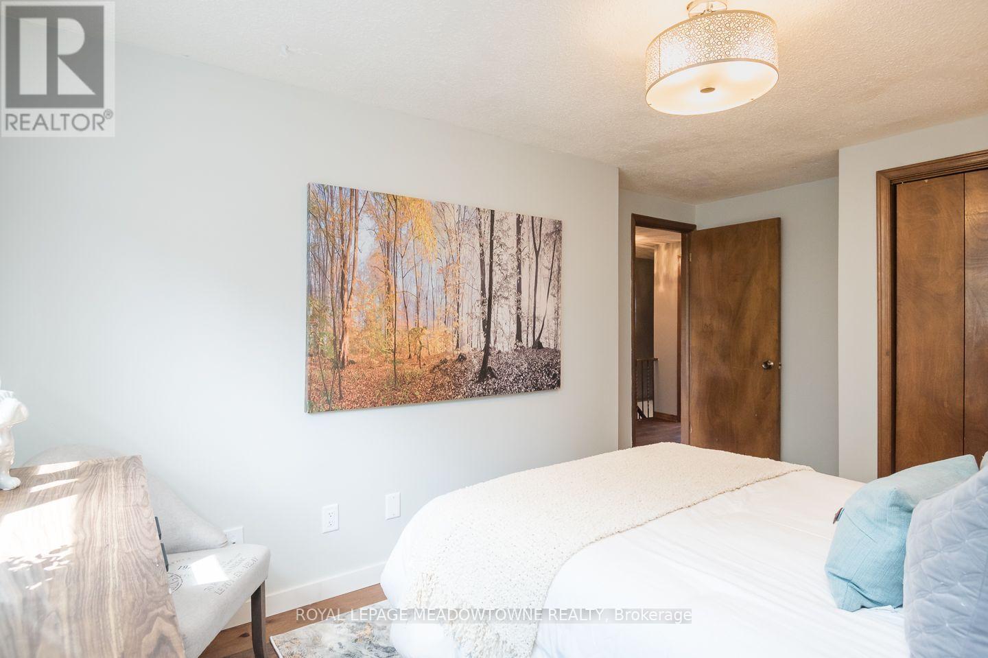 584 HAYWARD CRESCENT - 21