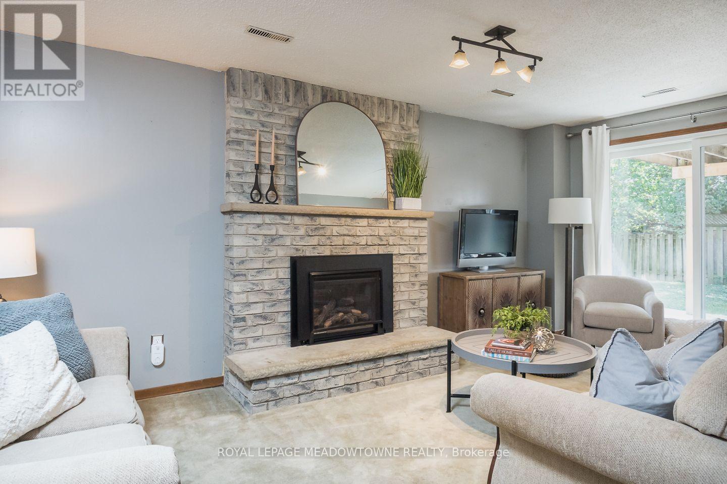 584 HAYWARD CRESCENT - 27