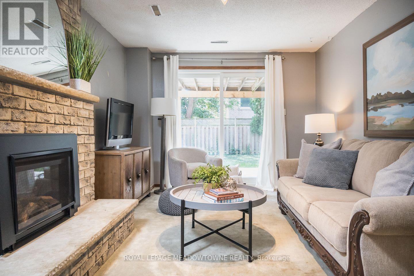 584 HAYWARD CRESCENT - 28