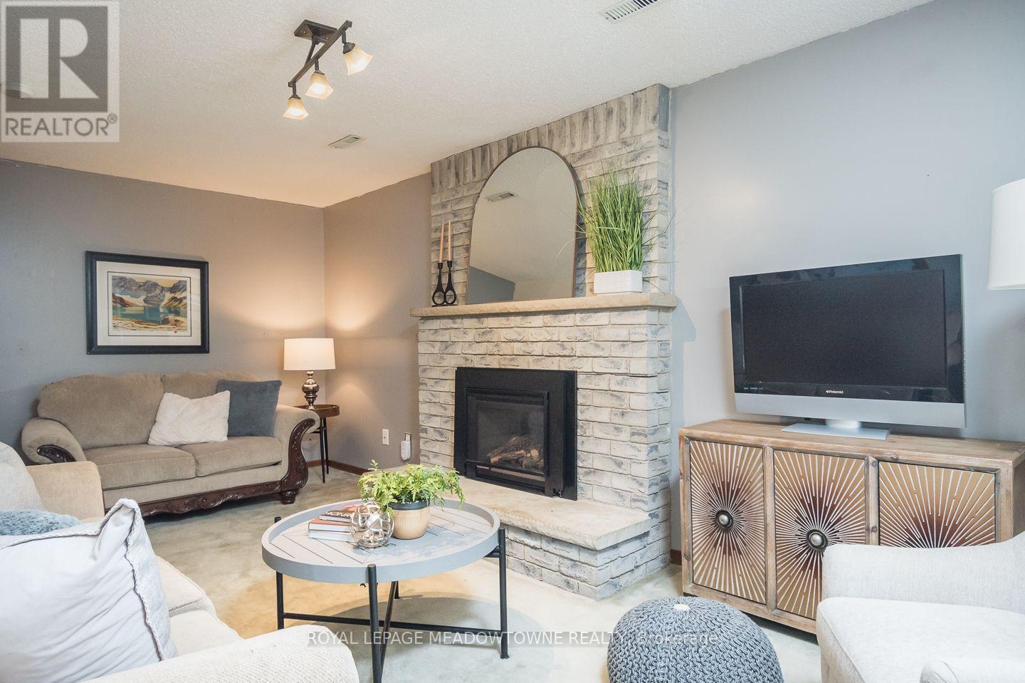 584 HAYWARD CRESCENT - 29