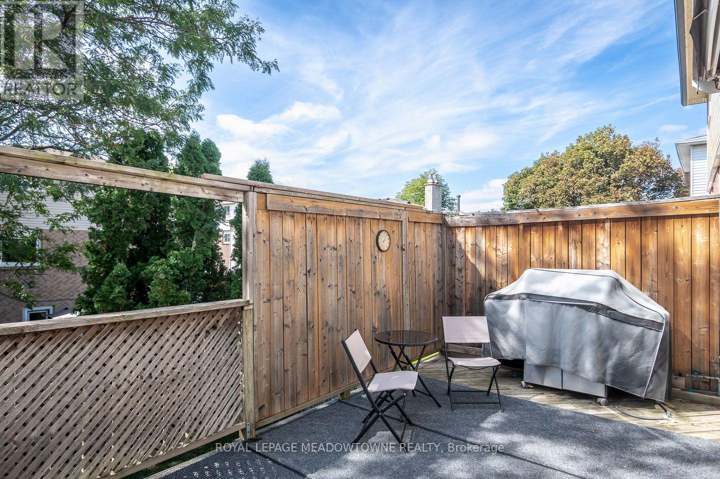 584 HAYWARD CRESCENT - 36