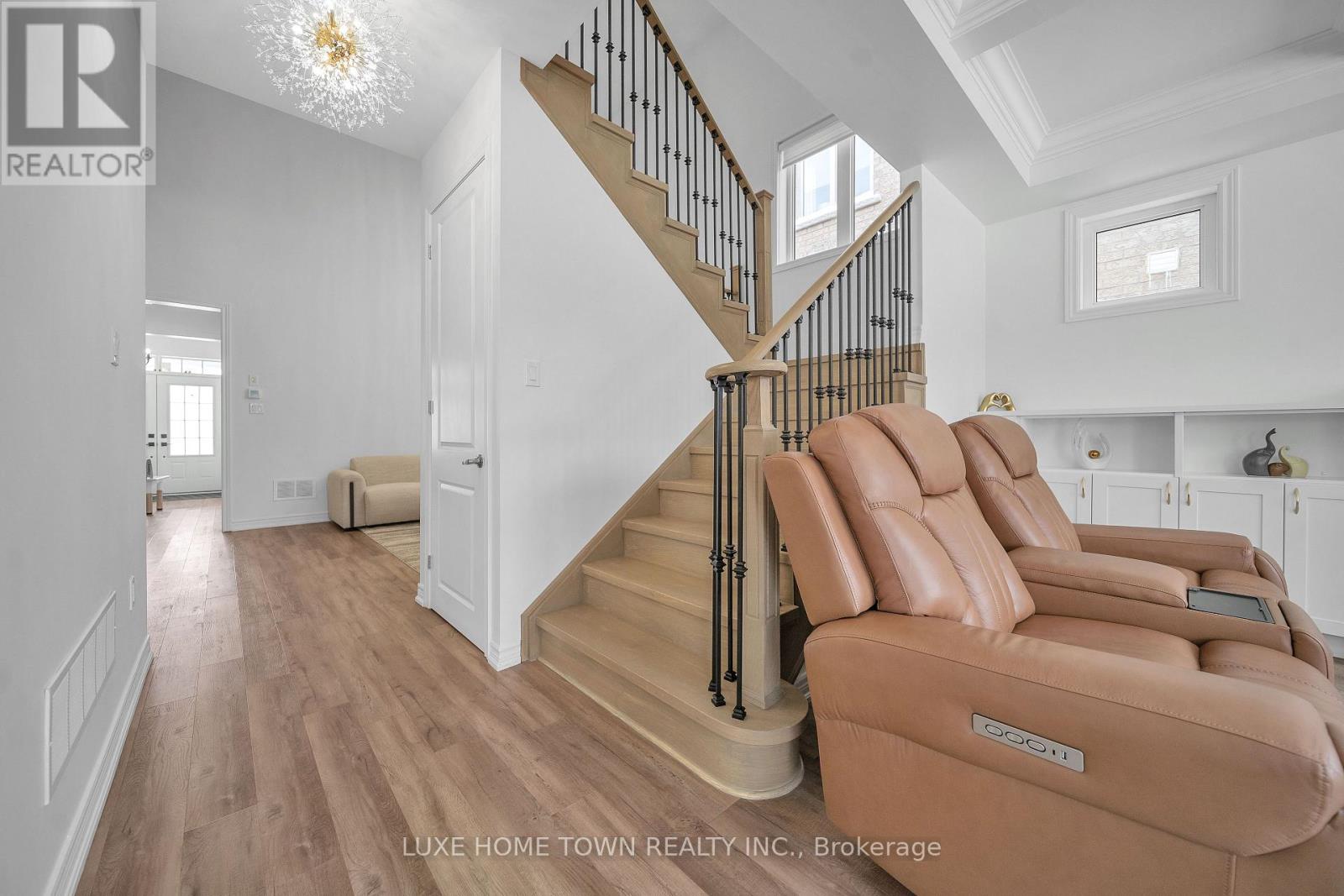 136 HARPIN WAY E - Image 24