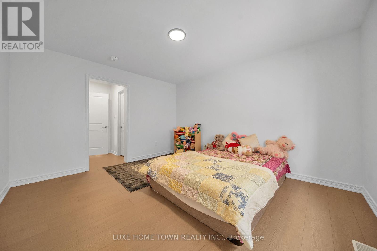 136 HARPIN WAY E - Image 29