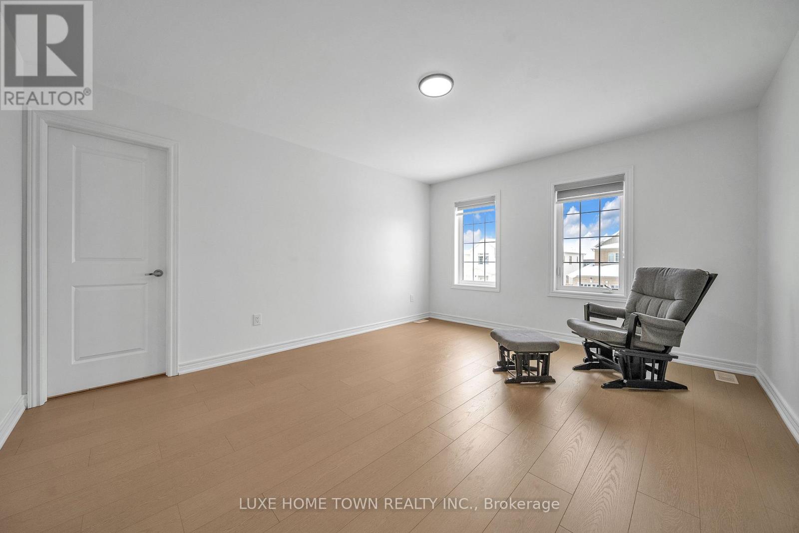 136 HARPIN WAY E - Image 30