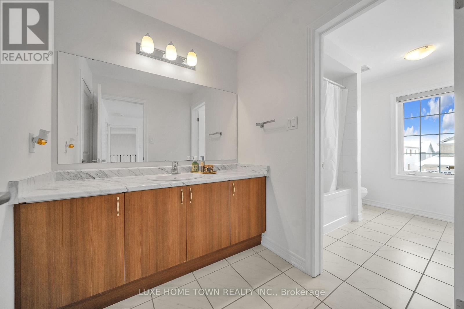 136 HARPIN WAY E - Image 31