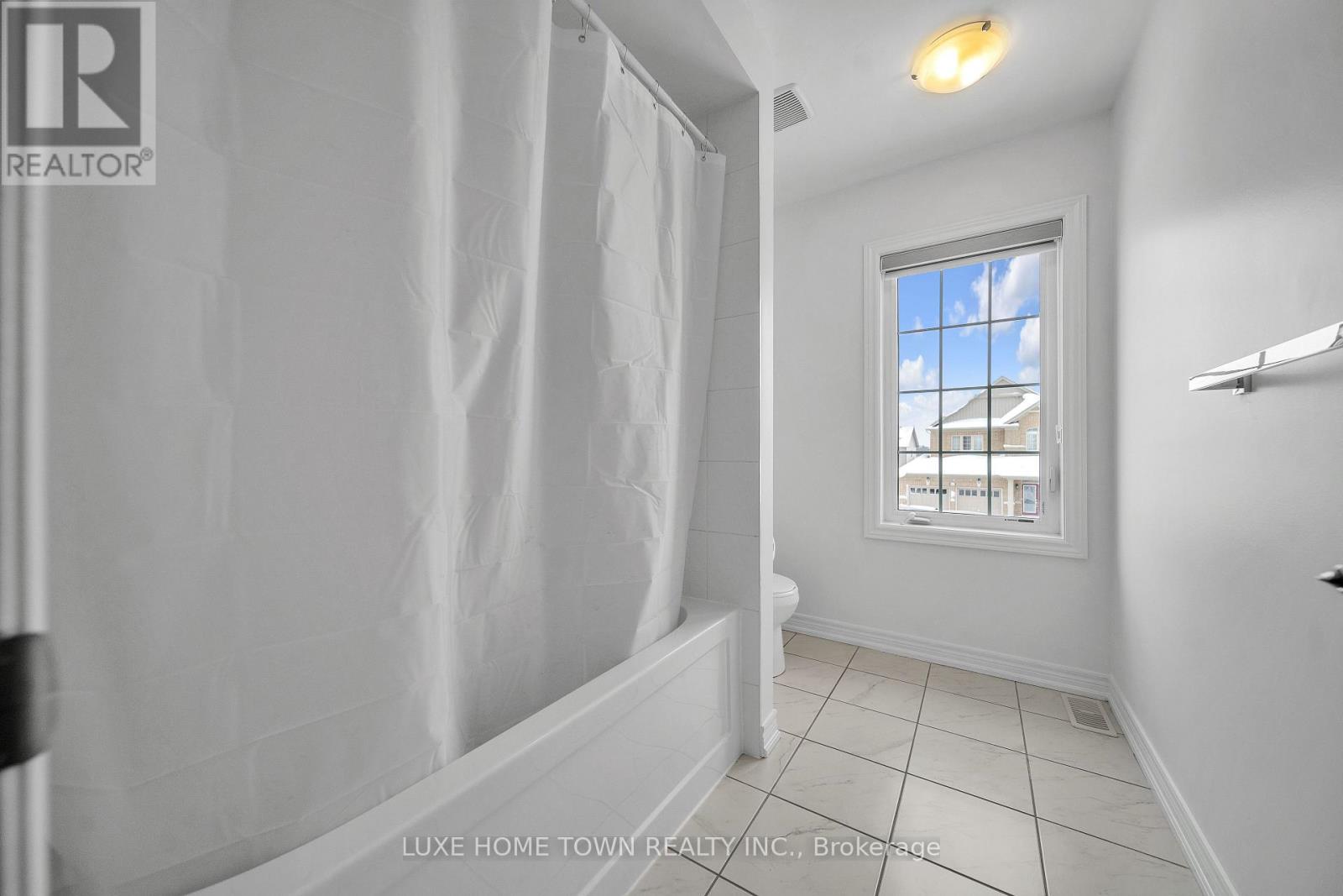 136 HARPIN WAY E - Image 32
