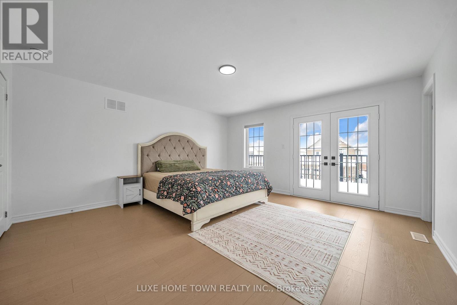 136 HARPIN WAY E - Image 33