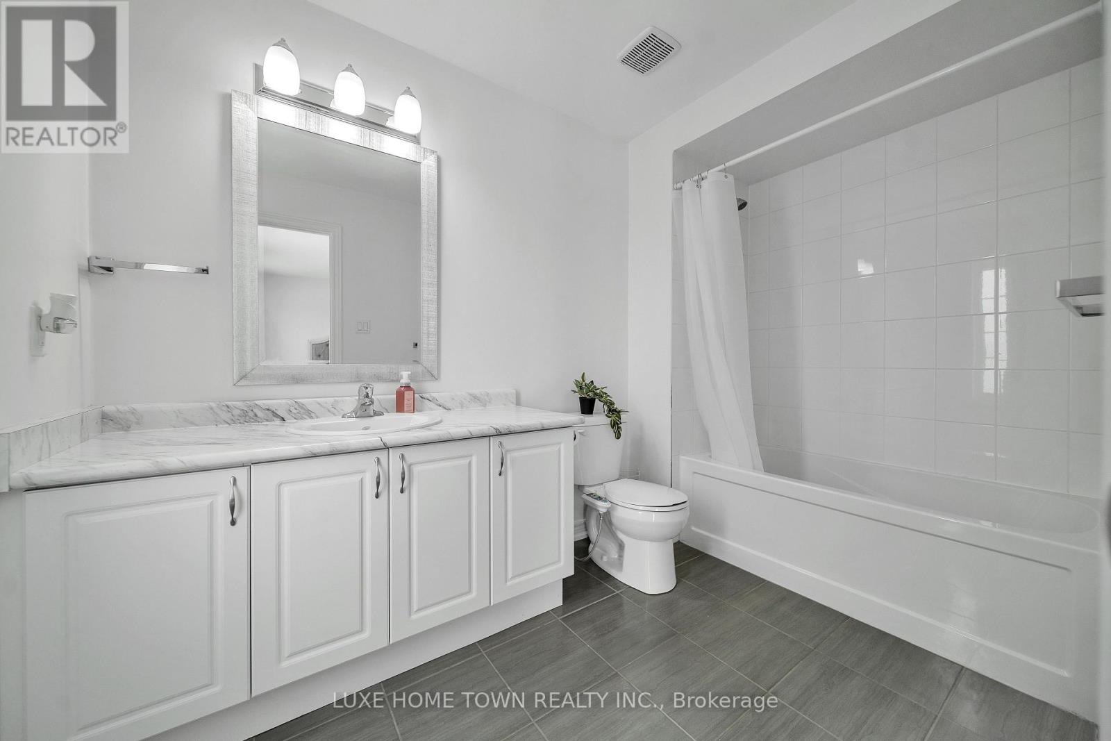 136 HARPIN WAY E - Image 34