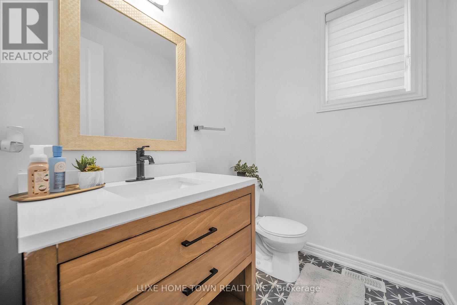 136 HARPIN WAY E - Image 6