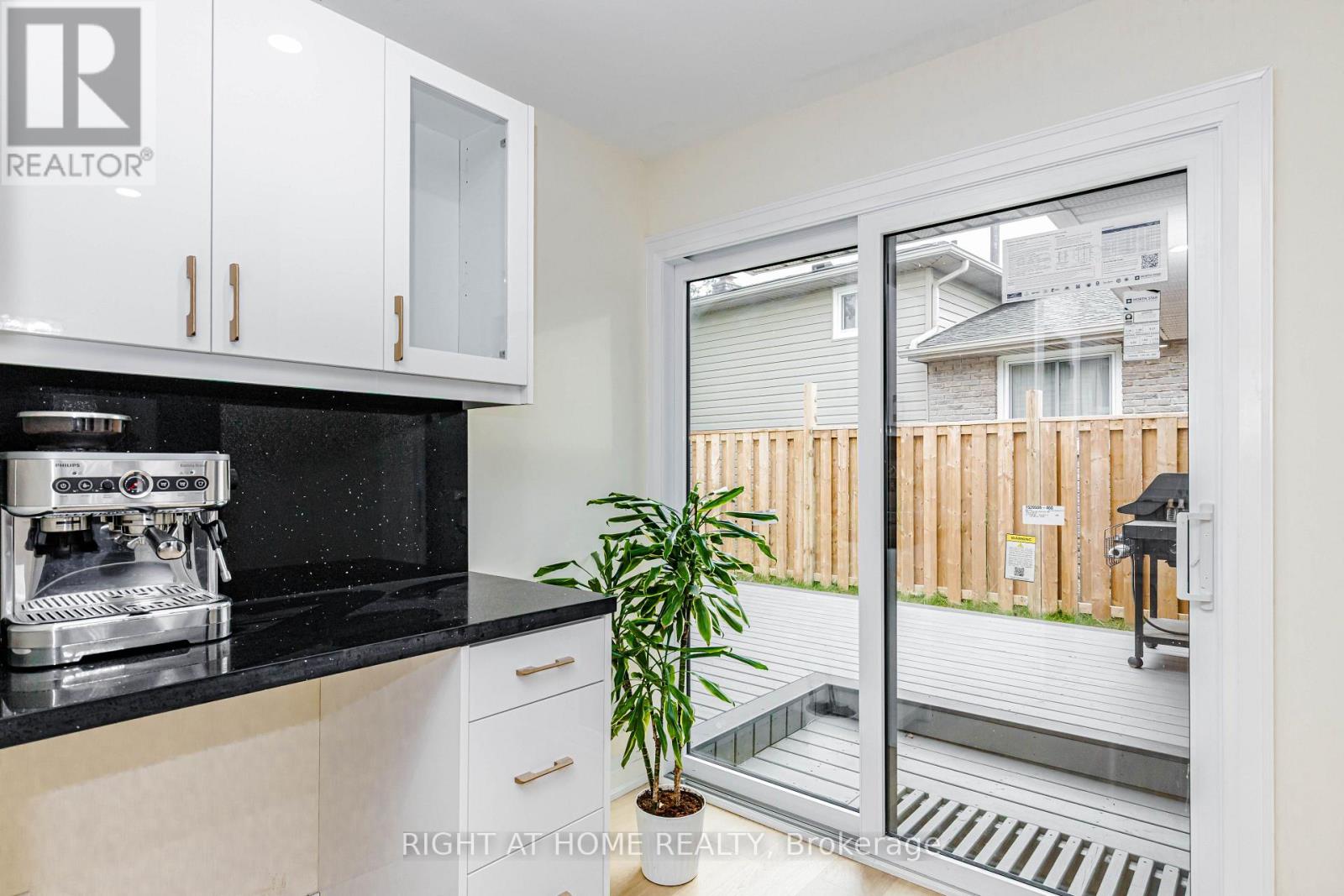 2358 ARNOLD CRESCENT - 10