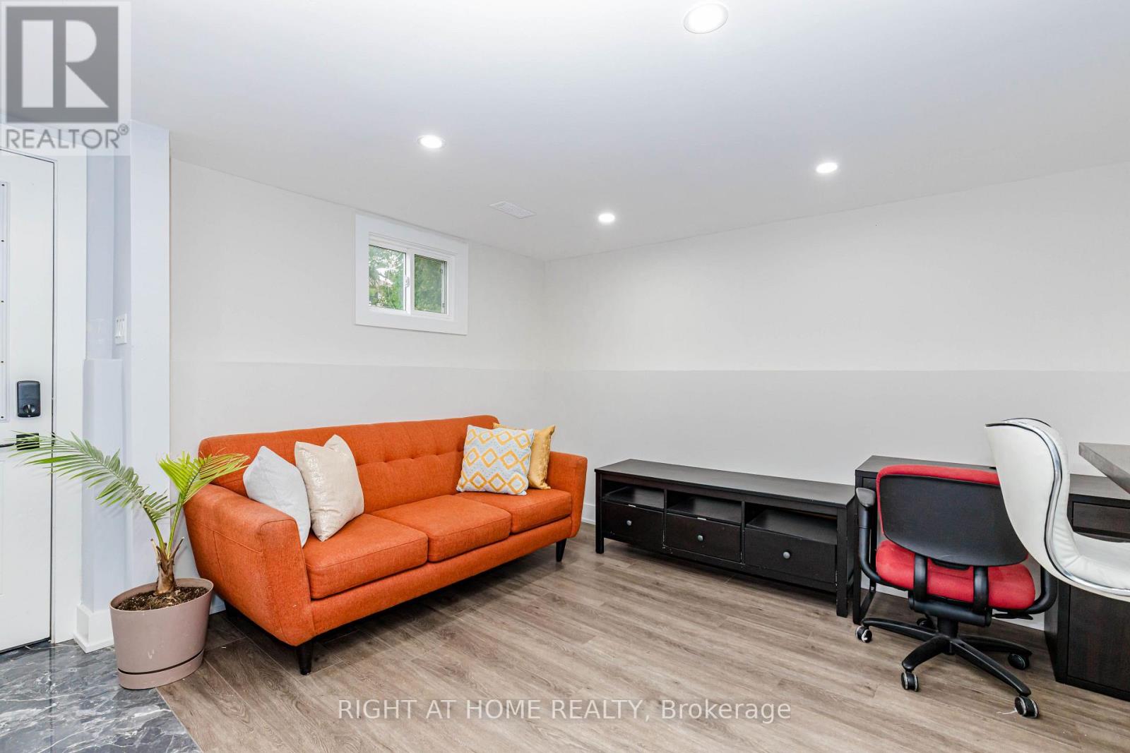 2358 ARNOLD CRESCENT - 33