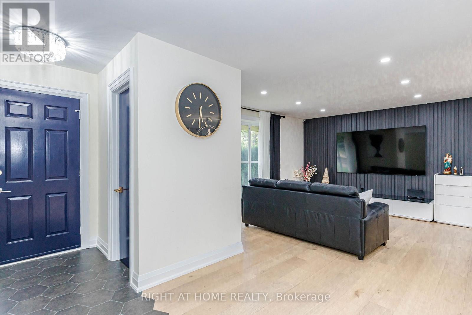2358 ARNOLD CRESCENT - 4