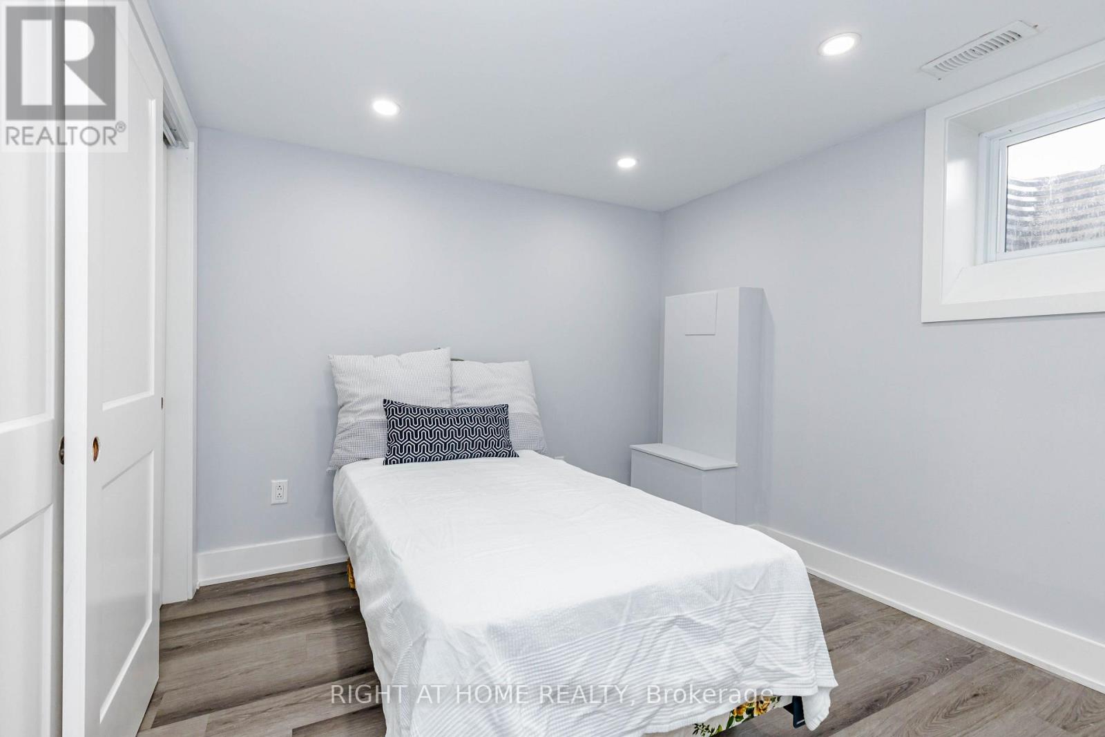 2358 ARNOLD CRESCENT - 42