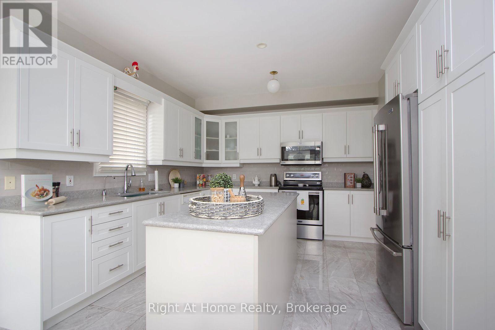 2096 STORNOWAY STREET - Image 14