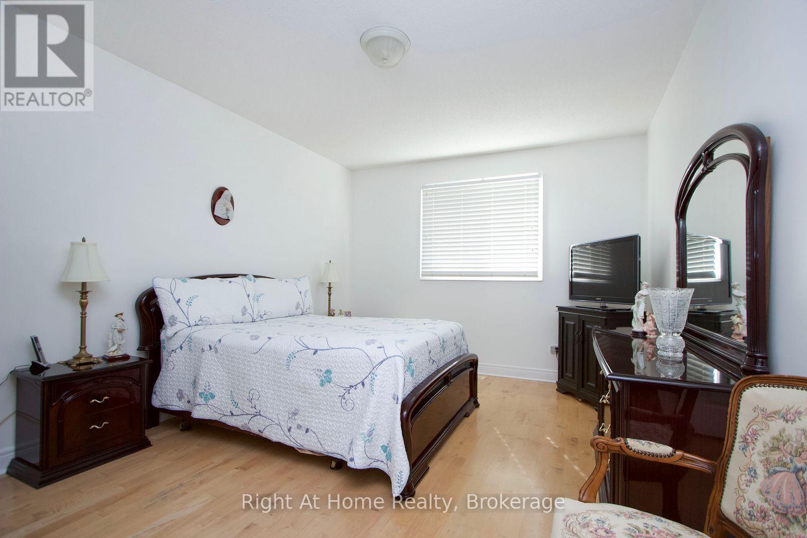 2096 STORNOWAY STREET - Image 17