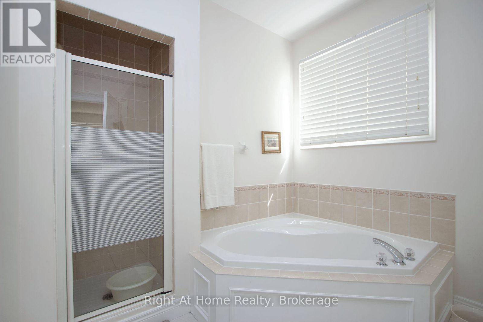 2096 STORNOWAY STREET - Image 20