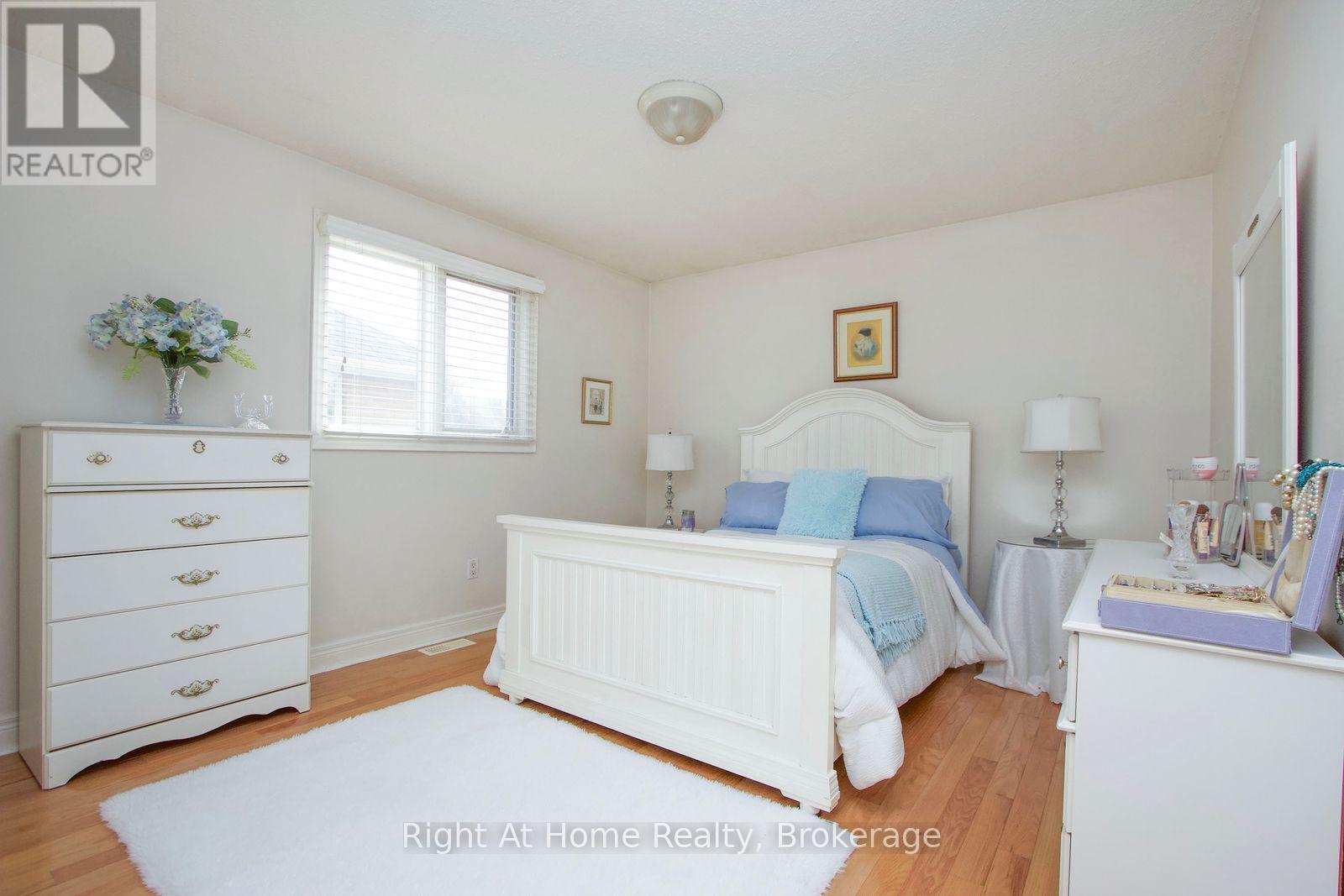 2096 STORNOWAY STREET - Image 27
