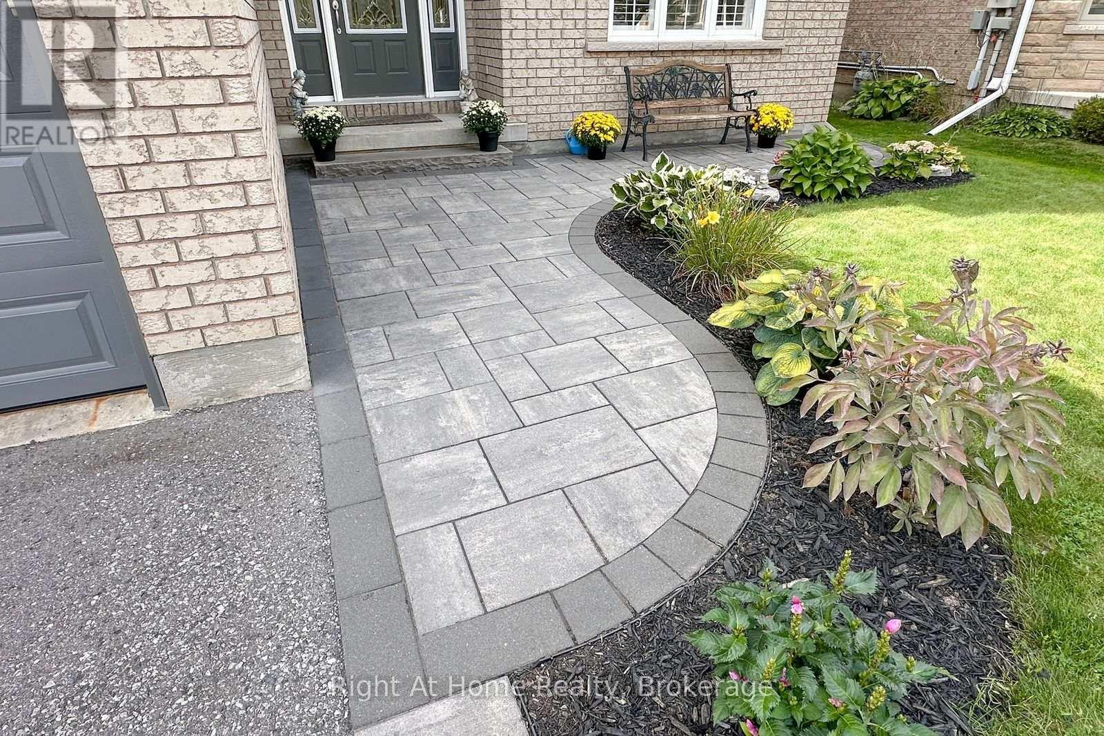 2096 STORNOWAY STREET - Image 3