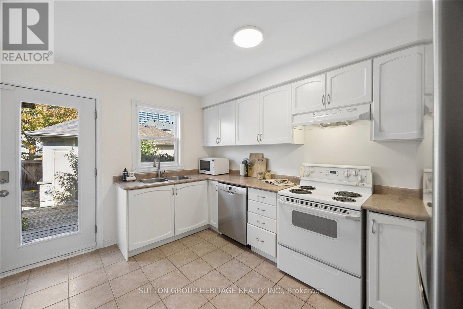 8915 YONGE STREET, Richmond Hill (Langstaff) — photo 12
