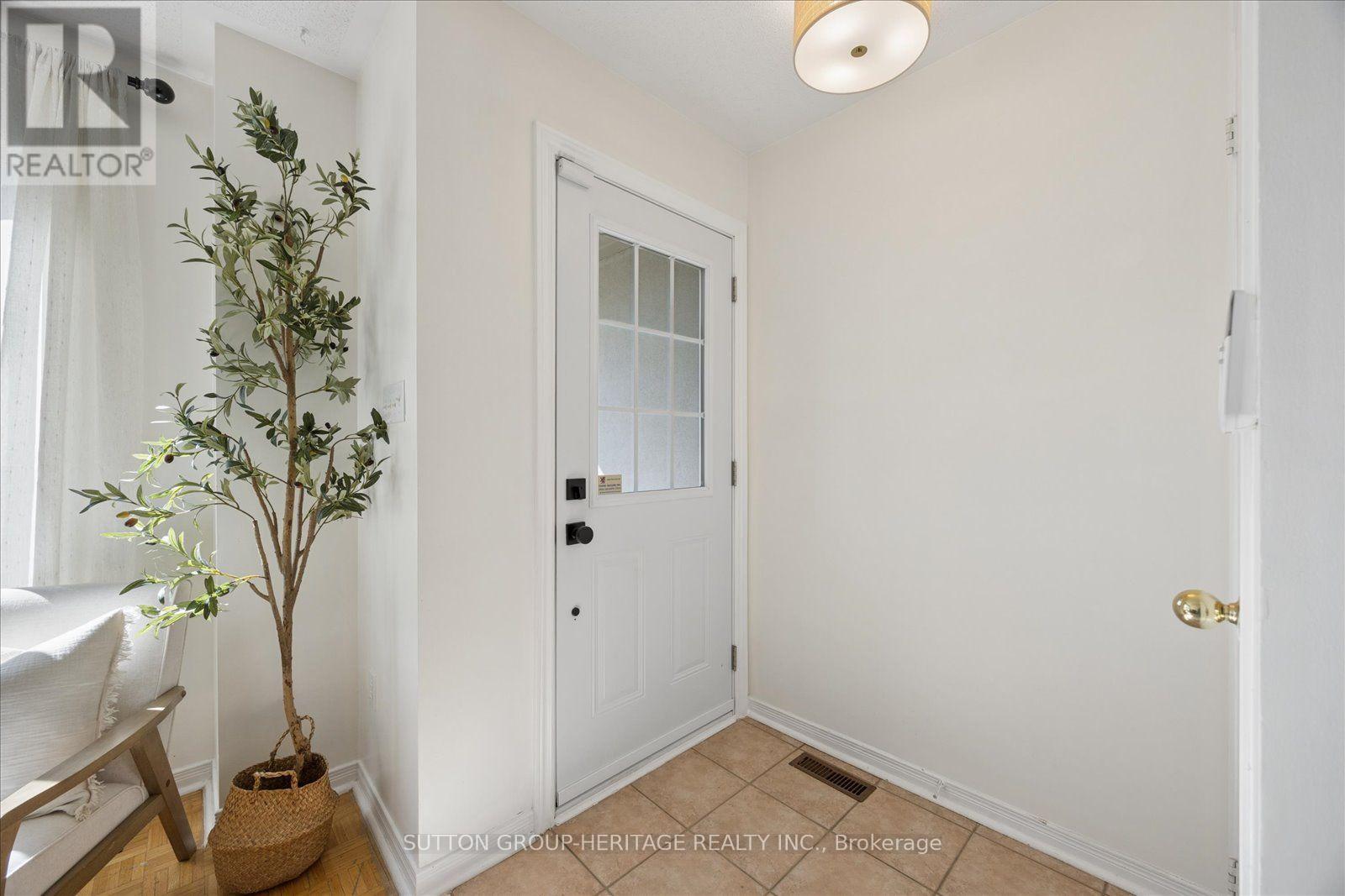 8915 YONGE STREET, Richmond Hill (Langstaff) — photo 4
