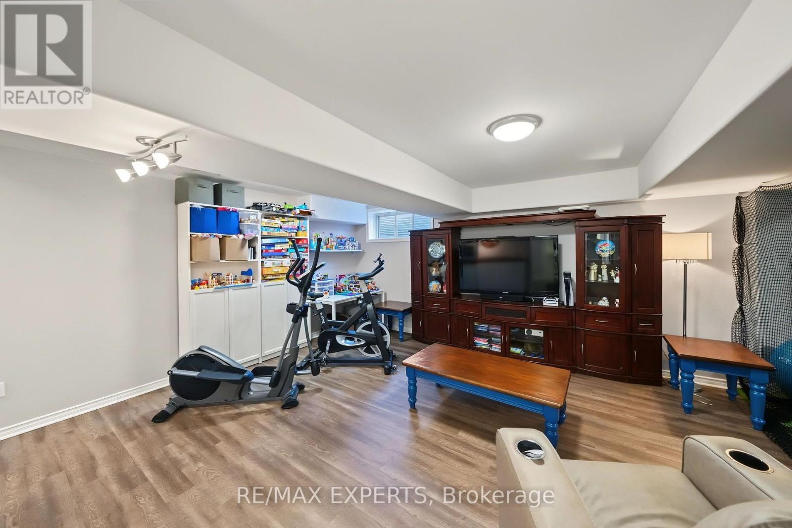 18 ARNOLD CRESCENT - 27