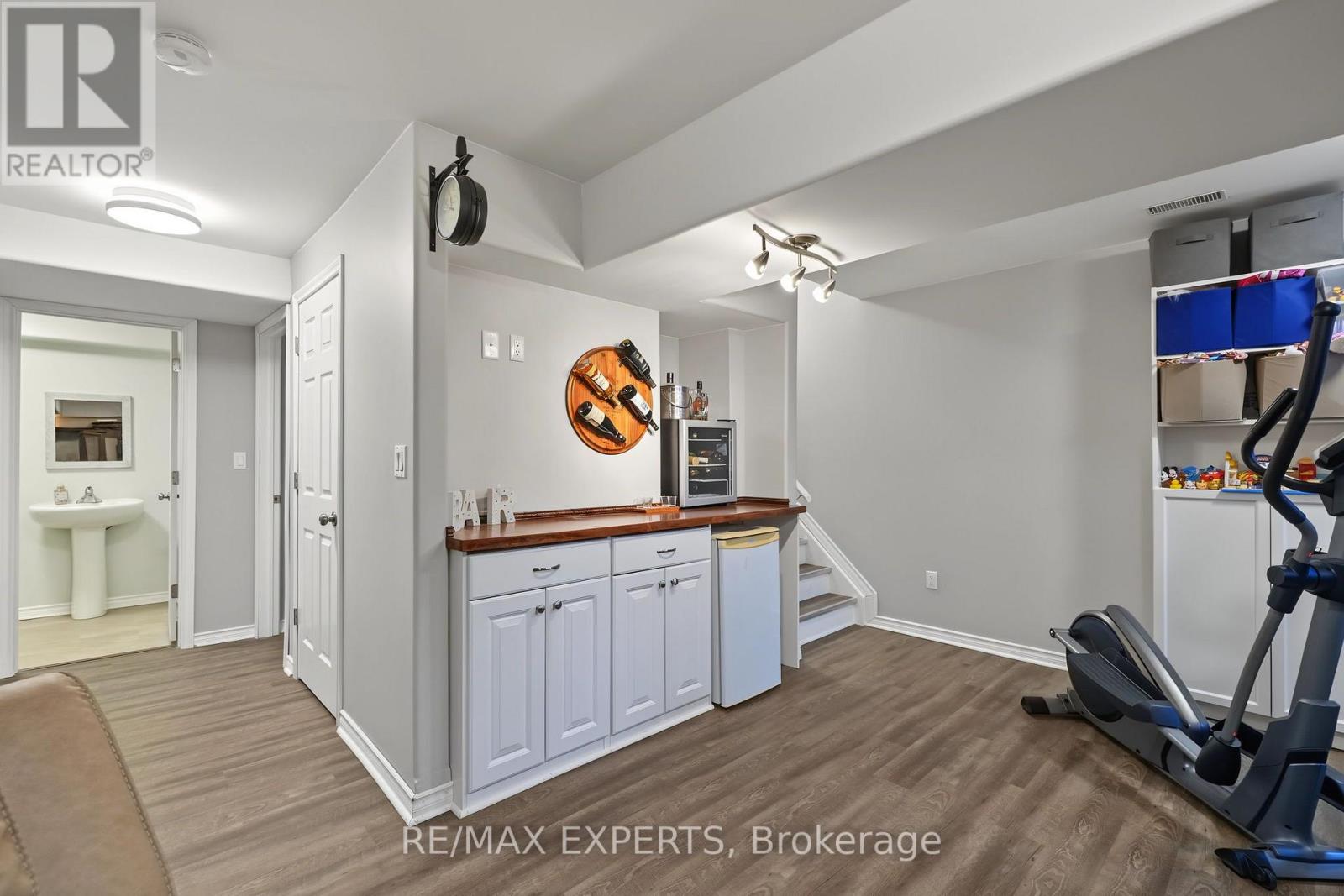 18 ARNOLD CRESCENT - 31