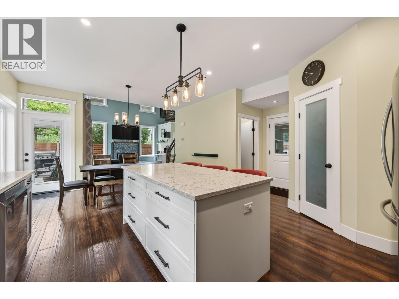 882 EAGLESON Crescent - 8