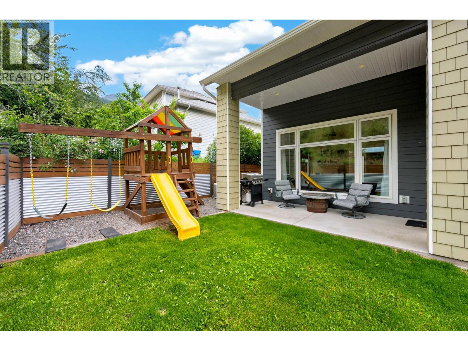 882 EAGLESON Crescent - 32