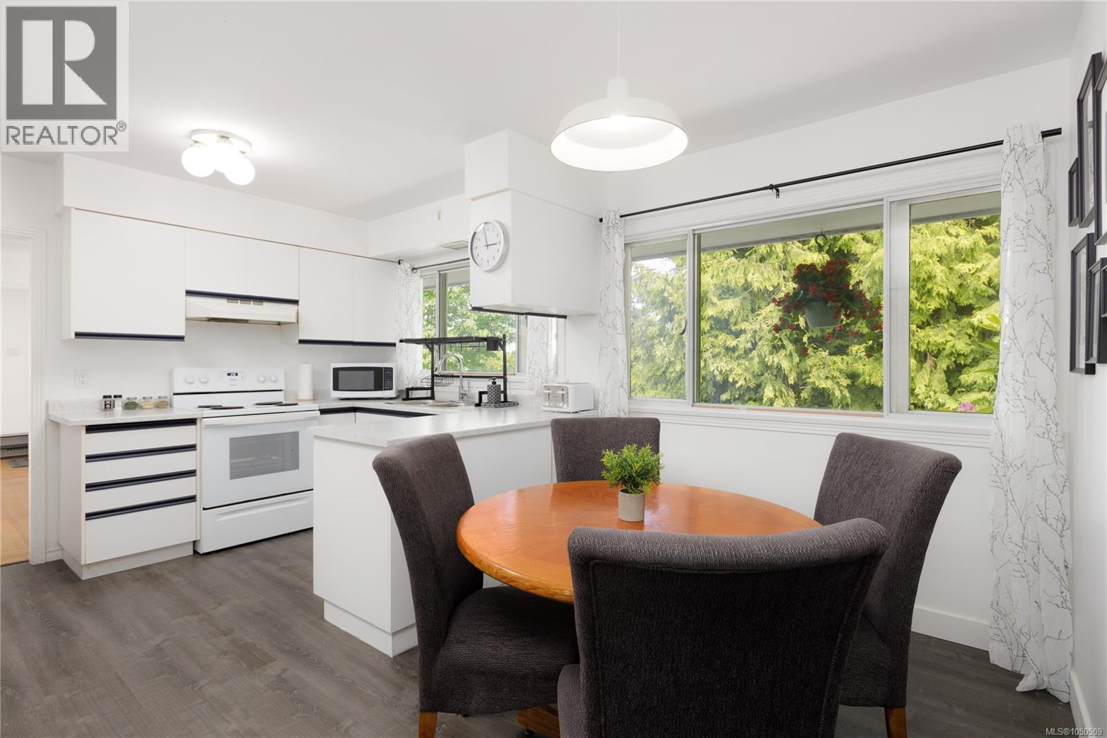 2555 Departure Bay Rd - 10