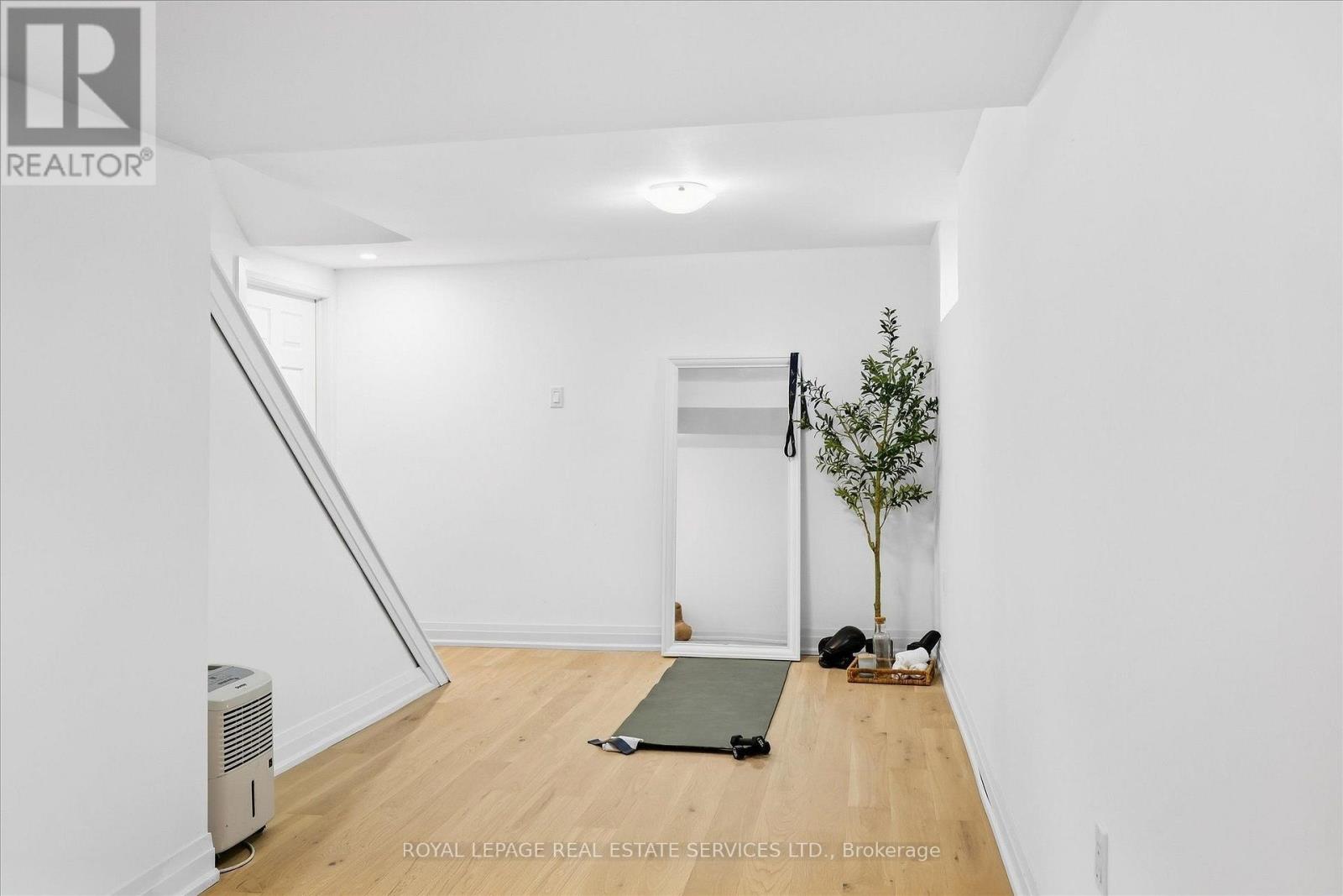 193 RUTHERFORD AVENUE - 32