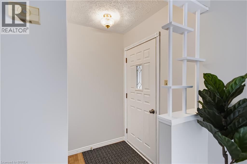 33 COACHWOOD Road, Brantford — photo 2